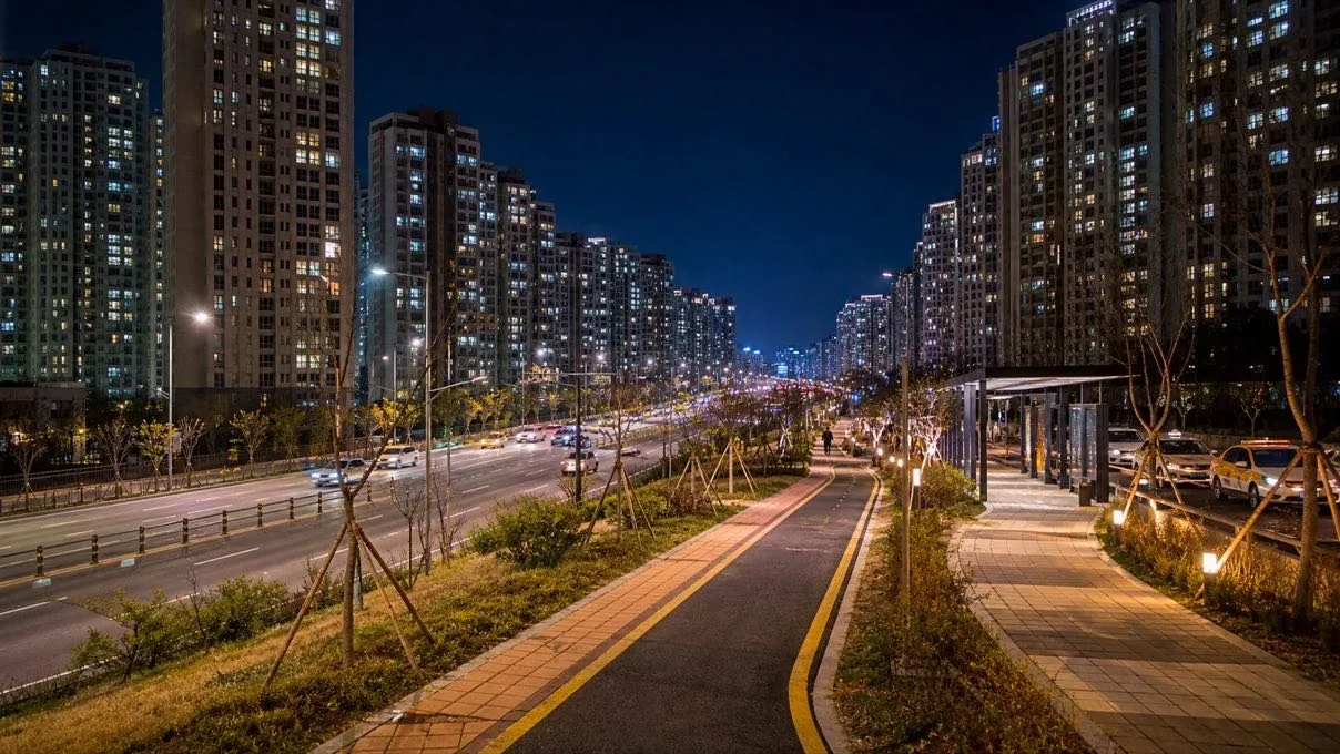 청라·서구의 대로와 보행로, 버스정류장이 보이는 야경