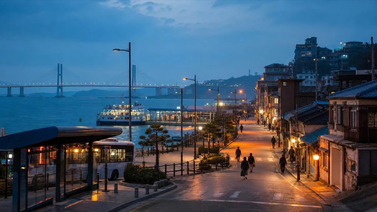 영종·중구의 해안 도로와 선착장, 버스정류장이 보이는 저녁 풍경